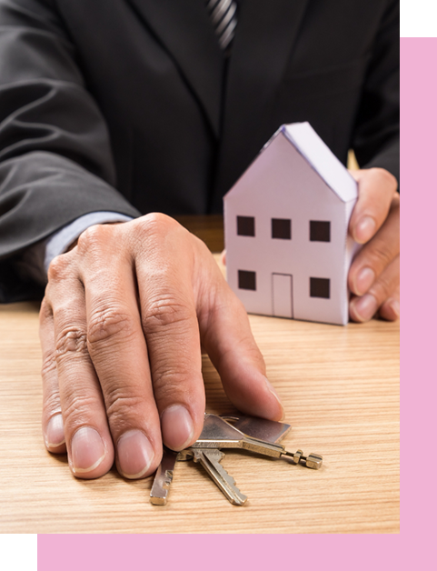 Symboliczne przekazanie kluczy do domu przez agenta biura nieruchomości po sfinalizowanej transakcji