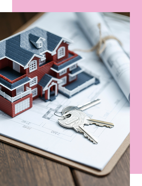 Model czerwonego domu i klucze na projektach architektonicznych.